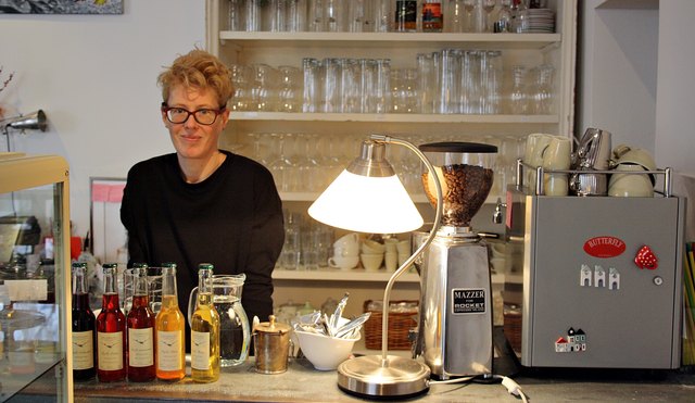 Waltraud Froihofer bezieht vom Kaffee über die Jause bis hin zu Mehlspeisen und Bier alles von regionalen Anbietern.