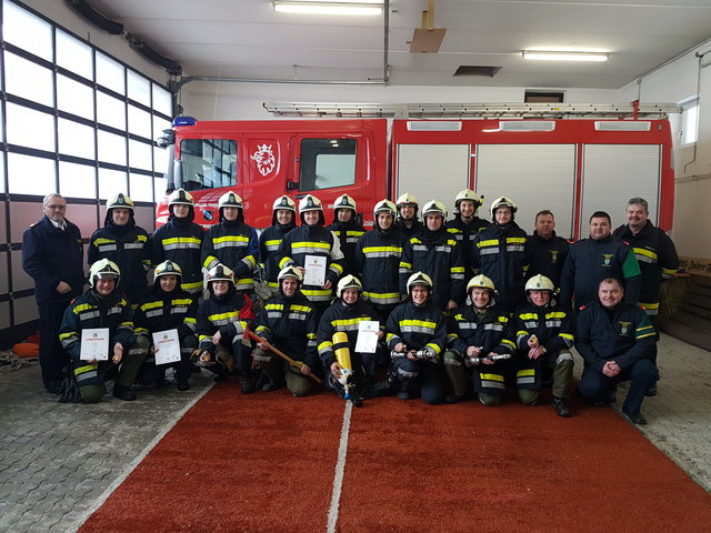 1. Reihe sitzend v.li.: Erwin Riegler, Andreas Steininger, Matthias Koll, Rene Priemayr, Andrea Spiegl, Christa Hartl, Günther Bauer, Ewald Fasching, Hauptprüfer Ronny Kuschel
2. Reihe stehend v.li: Bezirksfeuerwehrkommandant Manfred Damberger, Nikolai Fuchs, Christopher Böhm, Michael Denk, Ivan-Petar Udovita, Alexander Pfeiffer, Markus Weber, Hans- Jürgen Lugauer, Christoph Seidl, Hannes Spiegl, Rene Schleritzko, Christoph Panagl, Prüfer Roman Tücher, Prüfer Ernst Grünstäudl, | Foto: Feuerwehr Windigsteig