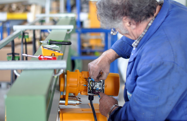 Bei Jobverlust und Arbeitssuche müssen sich ältere Menschen dem Wettbewerb mit jüngeren stellen. | Foto: industrieblick - Fotolia