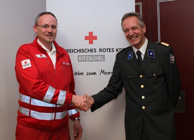 Landespräsident Robert ;oser gratulierte dem neuen Bezirksstellenleiter Daniel Hofer.