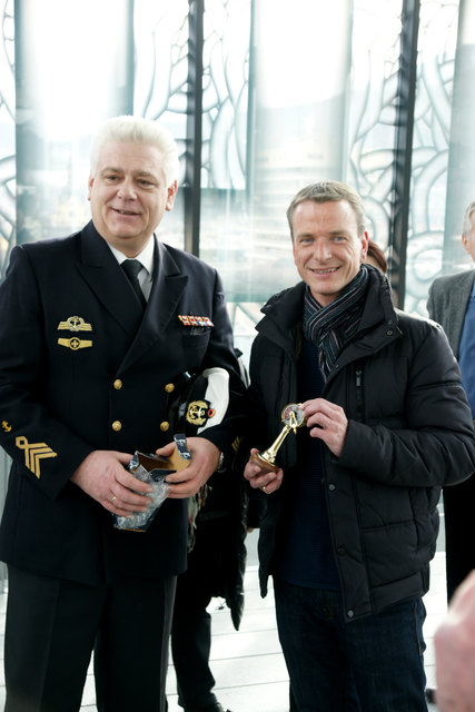 Vizebgm. Christoph Kaufmann bedankte sich bei Oberbootsstabsmann Volker Heinrich und überreichte Präsente. | Foto: privat