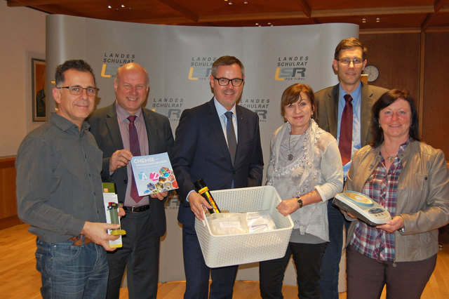 v.l.: Mag. Gerhard Moser (Abteilung Wasser-, Forst- und Energierecht des Landes Tirol), Landesschulratsdirektor HR Dr. Reinhold Raffler, NR Mag. Josef Lettenbichler (Industriellenvereinigung Tirol), Amtsführende Präsidentin des Landesschulrates für Tirol und Bildungslandesrätin Dr. Beate Palfrader, Dr. Albert Rössler (Adler-Lacke) und Organisatorin Sigrid Abraham. | Foto: LSR für Tirol