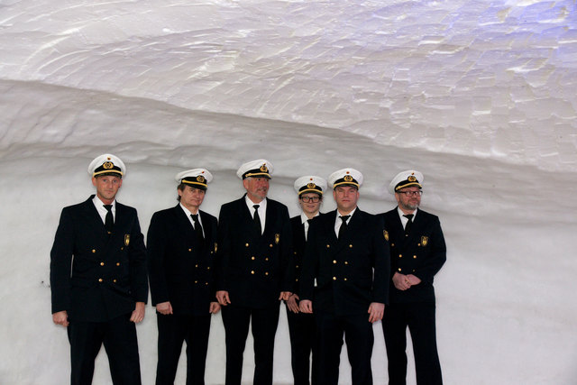 Der Premierenbesuch für die deutschen Gäste in einem Iglu auf der Nordkette sorgte für etwas frostige Gesichter.