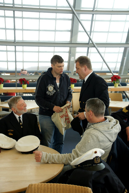 Organisator Klaus Pleger übergab Gastgeschenke der Axamer Lizum Bergbahnen an Jürgen Hartmann. | Foto: privat