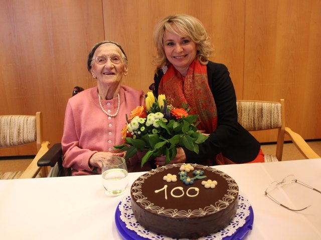 Die Lienzerin Maria Unterweger feierte am 10. Februar 2017 im Wohn- und Pflegeheim Lienz ihren 100. Geburtstag. Bgm.in Elisabeth Blanik gratulierte.