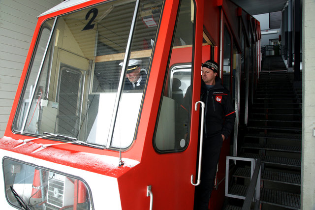 Standseilbahn-Führerstand statt Schiffskommandobrücke: Kapitän Michael Dreisewerd durfte für das Foto ans Steuer! | Foto: privat