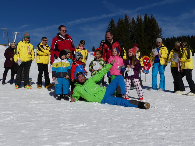 Eine kurze Rast für ein Foto muss sein, doch dann ging es auch schon wieder die Piste hinunter. | Foto: Pfarrkindergarten Weiz