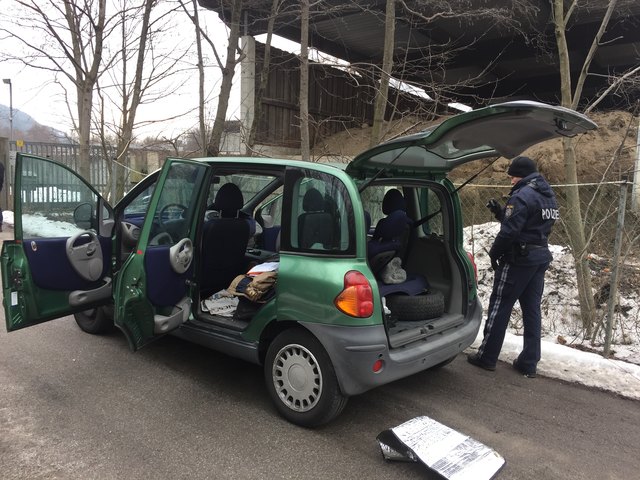 Großer Polizeieinsatz gestern Donnerstag nach 9 Uhr in Telfs. Im Auto der drei Marokkaner, ein in Italien gestohlener Fiat Multipla, fanden die Ermittler eine größere Menge Suchtgift.