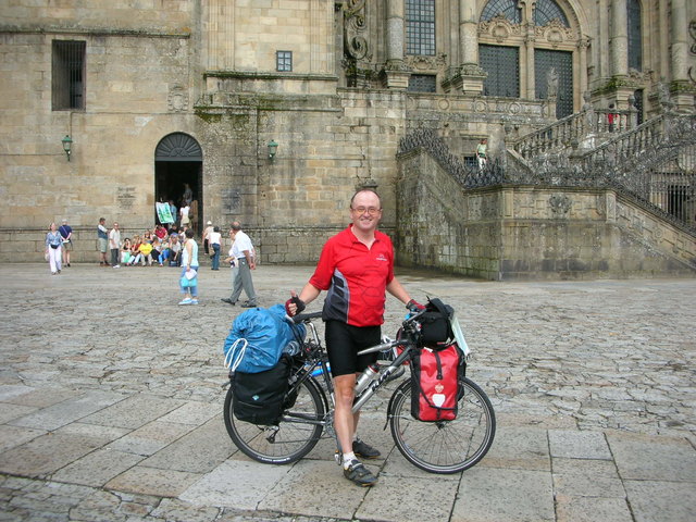 Pater Paulus Hobby ist die Stille, die er beim Radfahren genießen kann. Dafür legte er bereits tausende Kilometer zurück. Hier ist er in Santiago de Compostela.