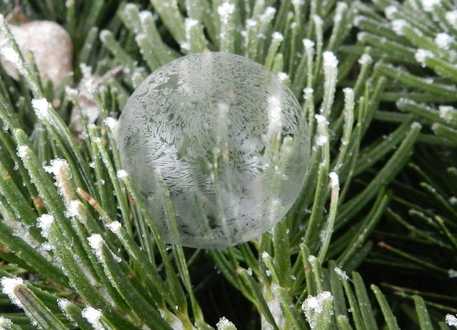 In wenigen Sekunden gefriert eine Seifenblase und in wenigen Sekunden später gehört dieses Kunstwerk auch schon wieder der Vergangenheit