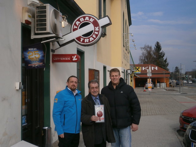 (v.l.n.r.) Gemeinderat Walter Gall (Zivilschutzbeauftragter Stv.), Gemeinderat Ing. Josef Gaida (Zivilschutzbeauftragter) und Gemeinderat Thomas Engel vor der Trafik am Hauptplatz in Theresienfeld.