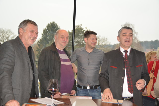 Laudator Simon Glantschnig, Künstler Ernst Posch, Hausherr Helmut Poller und LA Walter Temmel bei der Eröffnung.