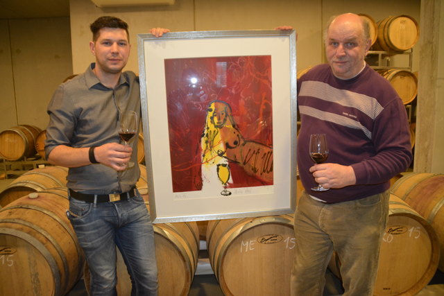 Winzer Helmut Poller und Weinliebhaber Ernst Posch vereinen Kunst mit Rebensaft.