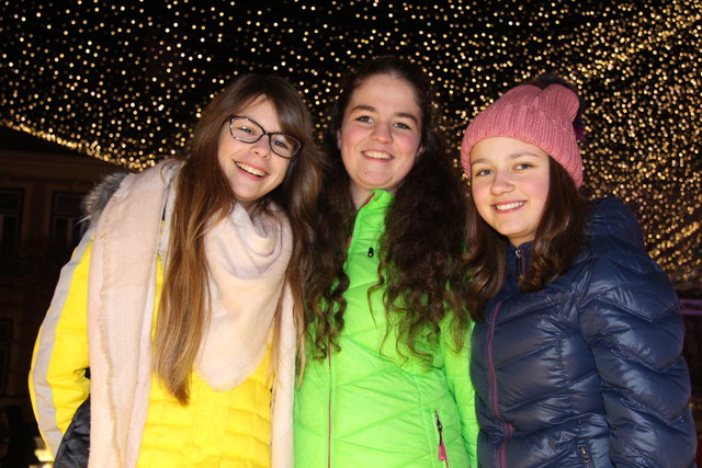 Tanzten am Eis unter einem Lichtermeer: Lea Moldaschl, Laura Scheriau und Leonie Offner