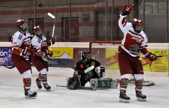 Kundl (rot) schlägt Wattens (schwarz) zu Hause wie auch im Auswärtsspiel, jeweils mit einem klaren Ergebnis.