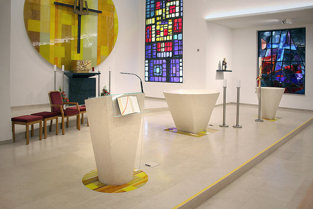 Siegerprojekt war der von der Firma Schwarz mit Altar, Ambo und Taufbecken bestückte Altarraum der Pfarrkirche Mörbisch.