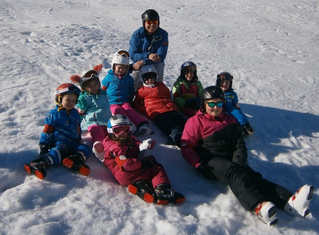Skilehrer Gerhard Blamauer freut sich mit den Kindern über die erlebnisreichen Skitage | Foto: Gemeinde