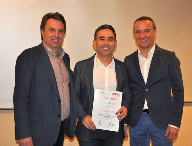 Kurt Schwarz (Mitte) wurde die Urkunde von Bundesinnungsmeister Wolfgang Ecker (links) und dessen Stellvertreter Norbert Kienesberger verliehen.