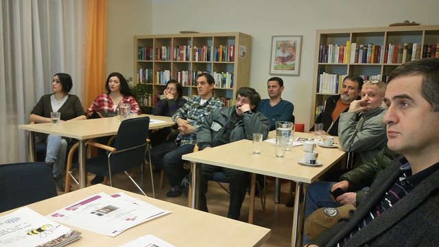 Aufmerksame TeilnehmerInnen bei der thematischen Kaffee-Runde im Familienzentrum Dialog am Do, den 09. 02. 2017 um 19:00 Uhr! Foto: Ivica Stojak