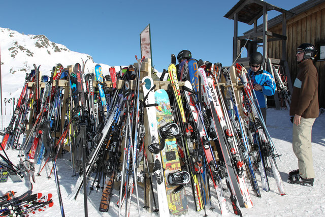 Nach Möglichkeit sollten Sie Ihre Ski getrennt voneinander abstellen. Diebe suchen nicht nach dem richtigen Paar. | Foto: WOCHE/Neumayr