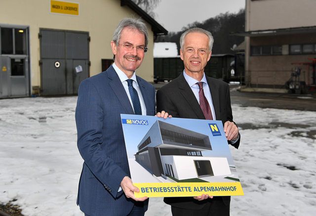 Karl Wilfing und Gerhard Stindl bei der Präsentation der Pläne für das neue Betriebszentrum. | Foto: NÖVOG