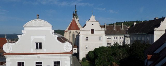 Gesamtanlage (Blick von Osten) links das Piaristengymnasium - Mitte Piaristenkirche - rechts Piaristenkollegium | Foto: Peter Granser
