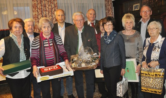 Die glücklichen SPÖ-Schätzspiel-Gewinner mit Bgm.Bernd Hermann