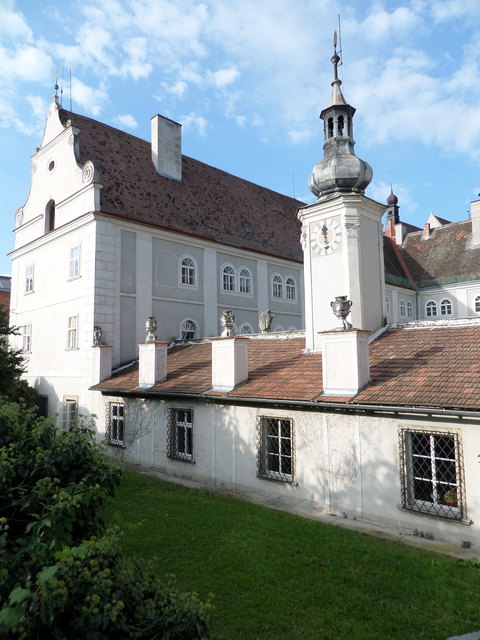 Blick auf das Kolleg von Osten (Nord- und Südflügel bereits 1641 bezogen -  Ostflügel mit Uhrturm und Vasen erst im 18. Jh. einstöckig erbaut) im Hintergrund der Dachreiter der Piaristenkirche | Foto: Peter Granser