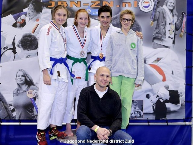 Am Podium des Nachwuchsturniers in Eindhoven: Julia Bamberger, Jessica Fortner, Nicolas Löffler und Leon Gümüskaya. | Foto: Judobond Nederland