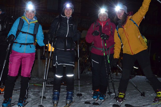 Mit großer Begeisterung sind die Skitouren-Fans auf der Fageralm in Forstau unterwegs.