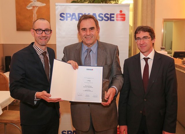Vorstandsvorsitzender Johann Krainer nahm den CIVITAS für die Privatstiftung Kärntner Sparkasse entgegen. Jury-Vorsitzender Roman Mesiceksowie Generalsekretär Franz Portisch vom Österreichischen Sparkassenverband gratulierten.