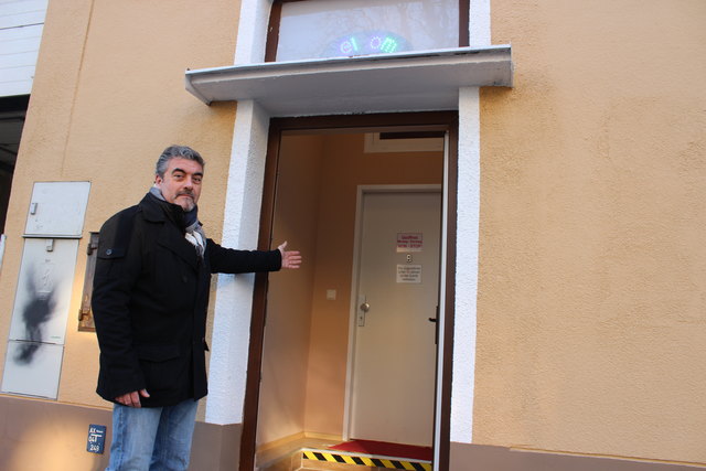 Bezirksrat Franz Haas ist wie Anrainer und Eltern gegen das Bordell in der Oswaldgasse 3, in der Nähe einer Schule.
