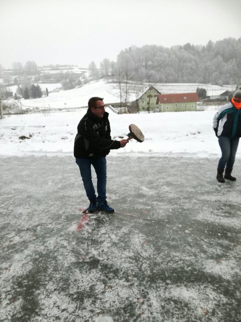 Beim Eisstockschießen mit Freunden und Bekannten ist beste Unterhaltung in der Freizeit garantiert.