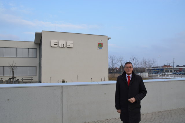 Am Areal neben der EMS entsteht die neue Volksschule, informiert Bürgermeister Ludwig Deltl.