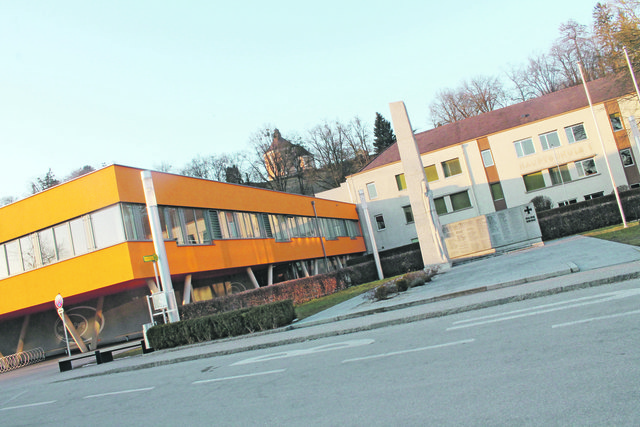 Im Bezirk gibt es 28 Volksschulen, 15 Neue Mittelschulen, drei Polytechnische Schulen und eine Sonderschule. Die NMS 1 Perg (am Bild) ist mit 13 Klassen die größte Mittelschule.