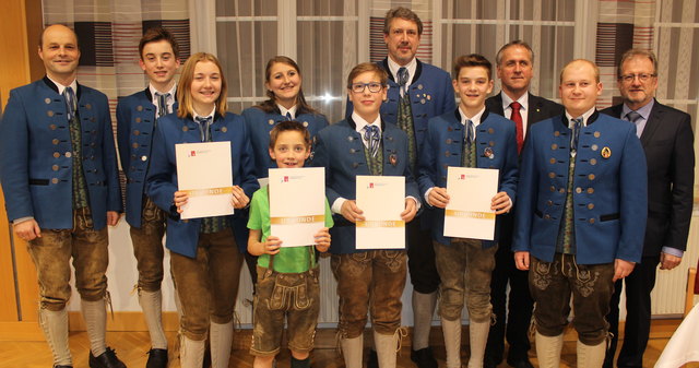 Auch Bürgermeister Johann Hippmair (3.v.r) und Bezirksobmann Alfred Lugstein (r.) gratulierten den Ausgezeichneten. | Foto: Musikverein
