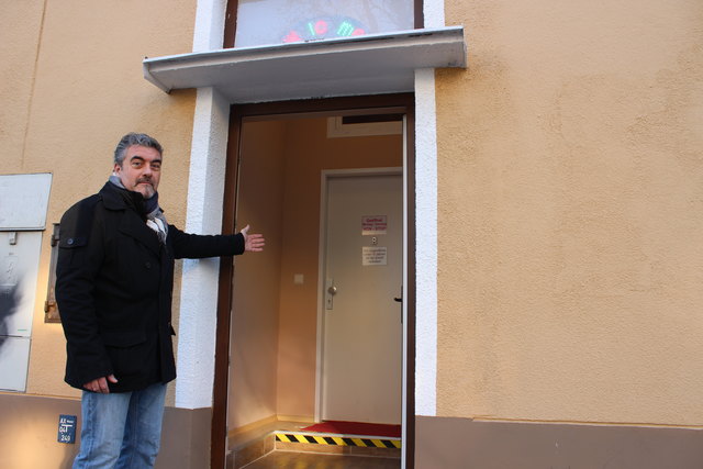 Bezirksrat Franz Haas (FPÖ) ist wie Anrainer und Eltern gegen das Bordell in der Oswaldgasse 3, in der Nähe einer Schule.