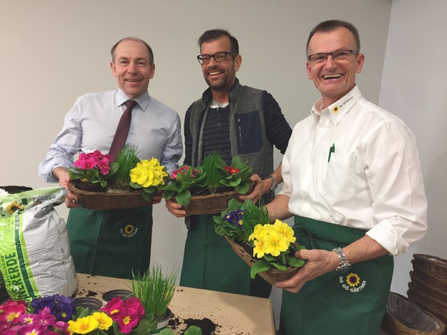 Landesrat Max Hiegelsberger, TV-Biogärtner Karl Ploberger und Landesgärtnermeister Dietmar Bergmoser (v. l.) beim Gart'ln.