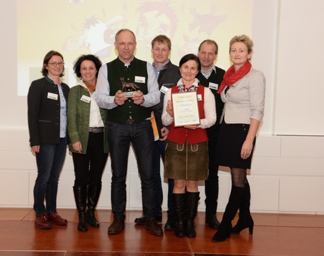 Von links: DI Veronika Edler (Bio Austria), DI Susanne Maier (GF Bio Austria), Josef Geisler (Obmann Nutzwassergenossenschaft), Markus Dick (Obmann Stv. Nutzwassergen.), Kathrin Steiner (Gewinnerin), Ägidius Steiner (Gewinner) und Gertraud Grabmann (Obfrau Bio Austria). | Foto: Bio Austria