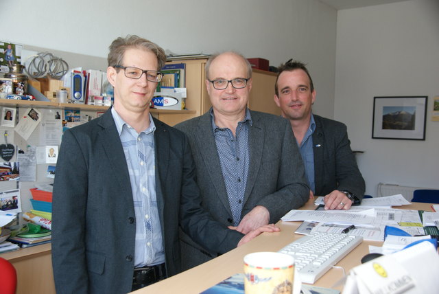 Aufwärtstrend am Arbeitsmarkt: AMS-Leiter Günther Stürz (Mi.) mit Stv. Andreas Kopp (re.) und Gerhard Kubin (li.).