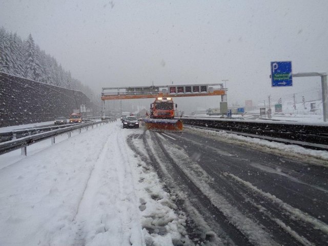 Der ASFINAG-Winterdienst ist in ganz Österreich (im Bild auf der A13 Brenner Autobahn) rund um die Uhr im Einsatz.