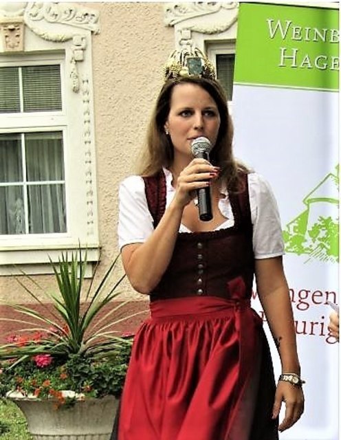 Zwei Jahre Repräsentation des NÖ Weines. Christina Hugl zu ihrer Beginnzeit als Weinkönigin bei den Hagenbrunner Weintagen.