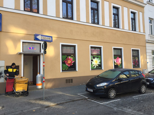 Der Postler, der seit 20 Jahren in dem Grätzel die Post austrägt, berichtet, dass viele Anrainer sich über den Massagesalon ärgern. | Foto: Franz Haas