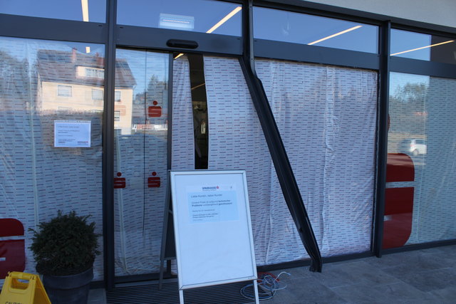 Die zerstörte Fensterfront der Sparkasse in Söding-St. Johann.