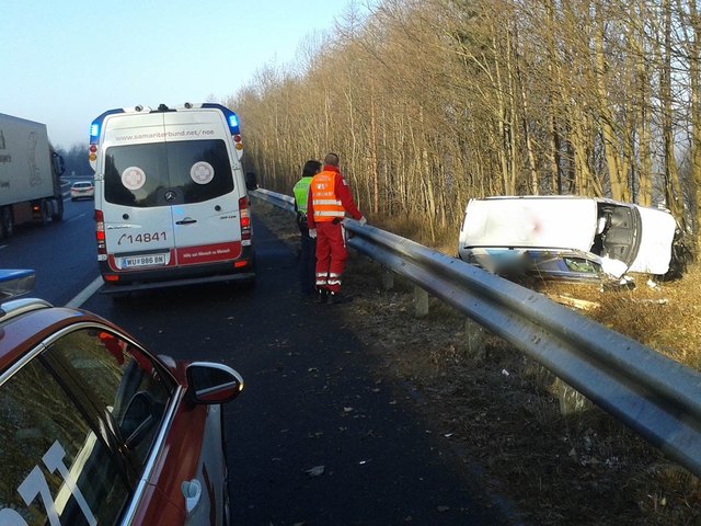 Ein Fahrzeug überschlug sich auf der A1-Autobahn auf Höhe Pressbaums mehrmals, die Einsatzkräfte rückten unmittelbar nach der Alarmierung aus. | Foto: Samariterbund Purkersdorf