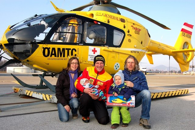 Die jungen Eltern bedankten sich bei den Flugrettern. Im Bild von links: Mama Daniela, Pilot Stefan Dürager mit Baby Andreas, Bruder Valentin und Papa Alexander. | Foto: ÖAMTC