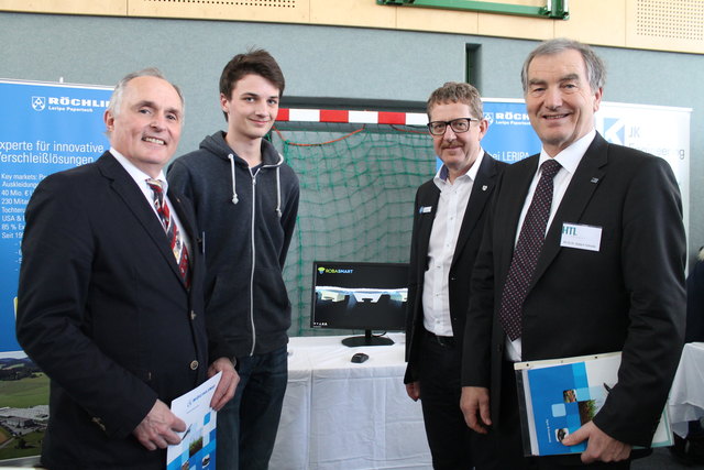 Direktor Walter Jungwirth, Schüler Felix aus Neufelden, Klaus Winklhofer (Firma Röchling Leripa) und Firmentag-Organisator Hubert Felhofer (v. l.).