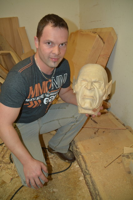 Vom Zirbenholzbrett bis zum fertigen Schnitzwerk vergehen bis zu sechs Stunden. Dann folgt die aufwändige Feinarbeit.