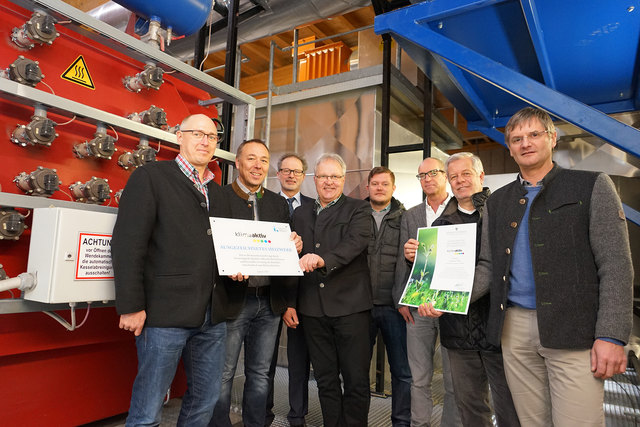 Ein gelungenes Projekt mit Vorbildwirkung – alle beteiligten ziehen an einen Strang: (v. l.) BGM Stefan Lagg, Betriebsleiter Peter Wörz, Wilfried Hohenegg (Raiffeisenbank Ehrwald-Lermoos-Biberwier), Bioenergie-Obmann Hermann Gahr, Sascha Fasser (Agrargemeinschaft Lermoos), Klaus Mantl (Hotel Mohr), Roman Gerber (Hotel Edelweiss) und GF Klaus Flörl. | Foto: Ortswärme Lermoos