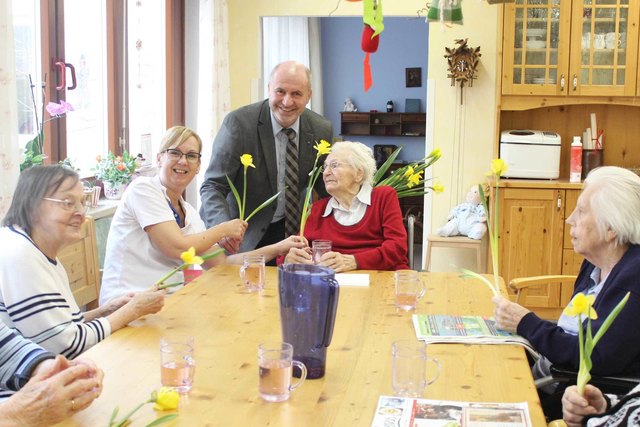 Landtagsabgeordneter Josef Balber mit Mitarbeiterin und Heimbewohnerinnen des Landespflegeheimes Pottendorf | Foto: Eva Soupal